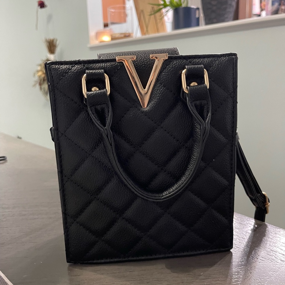 Elegant Black Quilted Handbag
